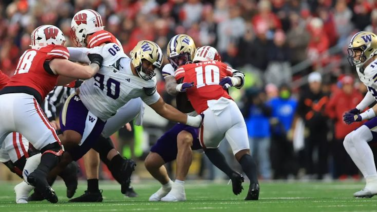 Huskies stunned in Camp Randall, as they fall 13-10 to Wisconsin ...